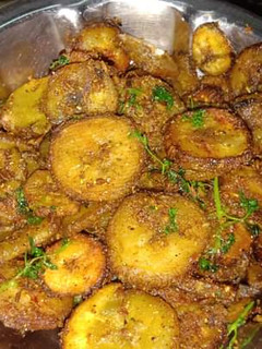 कच्चे केले की सूखी सब्जी (kacche kele ki sukhi sabzi recipe in Hindi) रेसिपी मुख्य फोटो