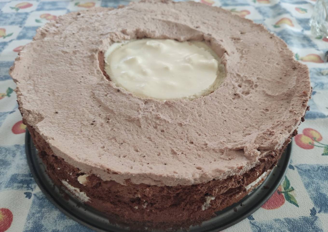 Pastel relleno nata y cubierto con dos chocolates