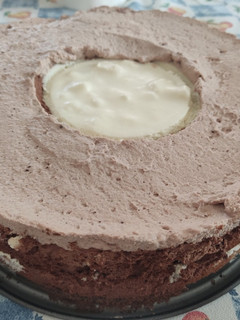 Una foto de Pastel relleno nata y cubierto con dos chocolates