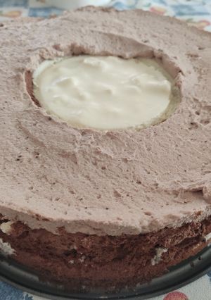 Una foto de Pastel relleno nata y cubierto con dos chocolates