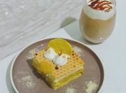 Una foto de bizcocho de mandarina y chocolate