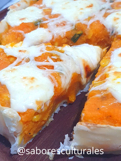 Una foto de 🟠 Tarta de calabaza, choclo y queso 🌽🧀