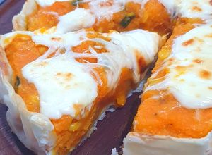 Una foto de 🟠 Tarta de calabaza, choclo y queso 🌽🧀