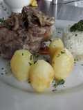 Ossobuco de cerdo estofado en cerveza