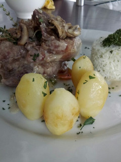 Una foto de Ossobuco de cerdo estofado en cerveza