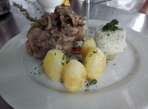 Una foto de Ossobuco de cerdo estofado en cerveza