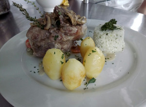 Una foto de Ossobuco de cerdo estofado en cerveza