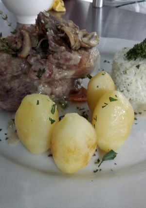 Una foto de Ossobuco de cerdo estofado en cerveza