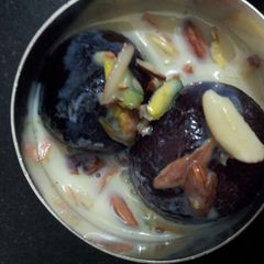 A picture of Gulab Jamun.