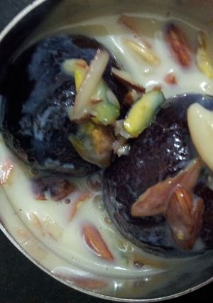 A picture of Gulab Jamun.