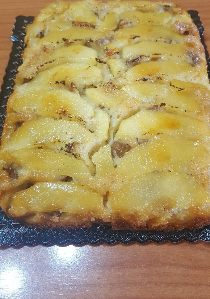 Una foto de Bizcocho de manzanas y nueces al revés