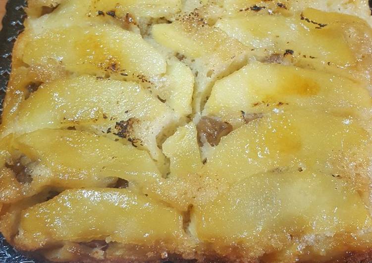 Bizcocho de manzanas y nueces al revés
