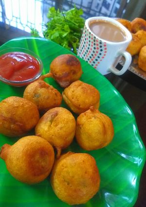 A picture of Aloo Bonda.