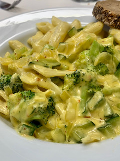 Una foto de Macarrones con brócoli, calabacín y nata 🥦🥒 + 🧀🥛