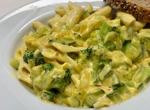 Foto principal de Macarrones con brócoli, calabacín y nata 🥦🥒 + 🧀🥛