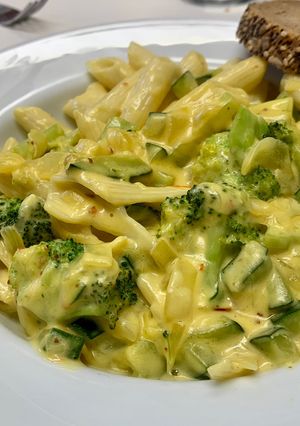 A picture of Macaroni with Broccoli, Zucchini, and Cream 🥦🥒 + 🧀🥛.