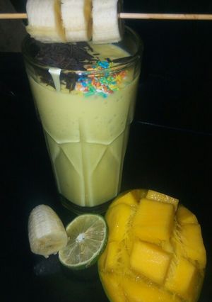 A picture of Banana, mango, lemon smoothie.