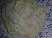 Una foto de fideos con crema