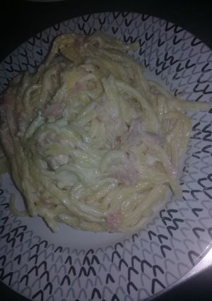 Una foto de Fideos con crema y jamón
