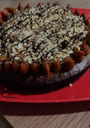 Una foto de Torta brownie decorada con dulce de leche y almendras