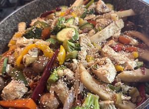 Una foto de Wok de pollo con verduras
