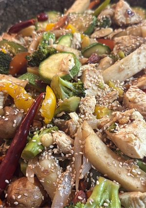 Una foto de Wok de pollo con verduras
