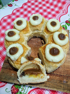 Una foto de Rosca de Pascua rellena con crema pastelera y dulce de leche