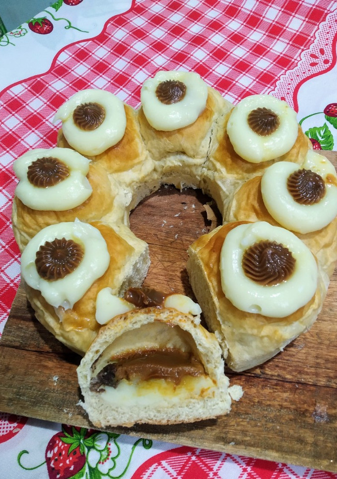 Una foto de Rosca de Pascua rellena con crema pastelera y dulce de leche