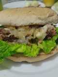 Sándwich🥯de pollo,🍗chorizo🍖y cebollas🧅grillé🥙🥪🥐