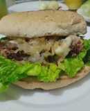 Sándwich🥯de pollo,🍗chorizo🍖y cebollas🧅grillé🥙🥪🥐