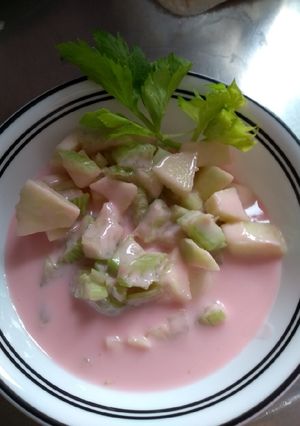 Una foto de Ensalada de apio y manzana con yogurt