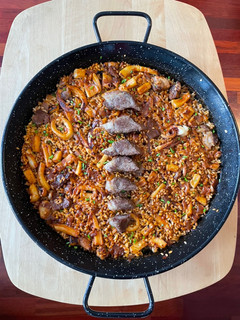 Una foto de Paella de pluma ibérica y calamar