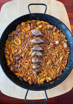 Una foto de Paella de pluma ibérica y calamar