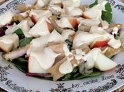 Una foto de ensalada de pollo con lechuga y mahonesa