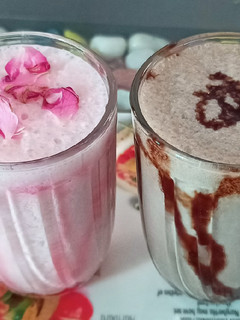 રોઝ લસ્સી અને ચોકલેટ લસ્સી(rose & Chocolate Lassi recipe in Gujarati) રેસીપી મુખ્ય ફોટો