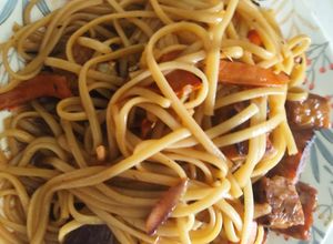 Una foto de Fideos veganos con tempeh