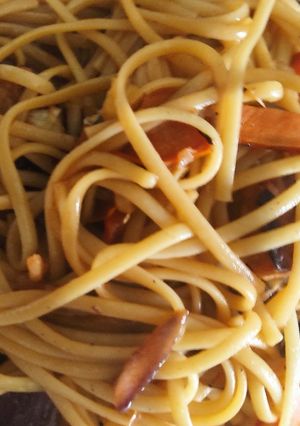 Una foto de Fideos veganos con tempeh