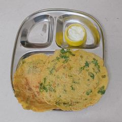 Methi Kothmir Pudla with Dahi A picture of Methi Kothmir Pudla with Dahi.