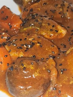 Una foto de Solomillo de cerdo en salsa de verduras y portobellos