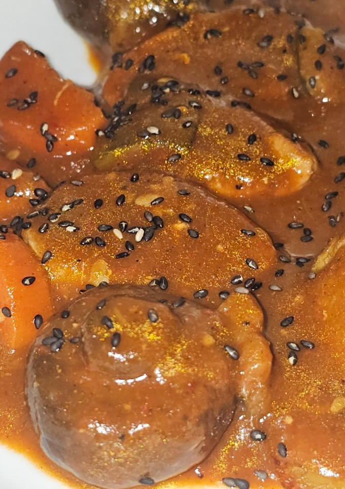 Una foto de Solomillo de cerdo en salsa de verduras y portobellos