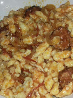Lecsós nokedli kolbásszal recept fotója