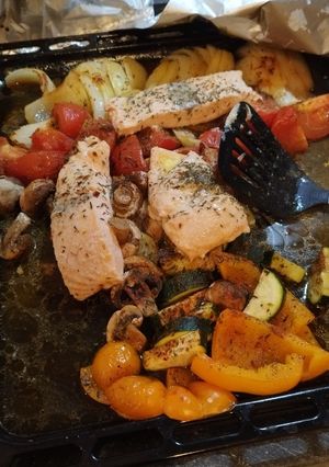 A picture of Salmon, rice and your favorite veggies.