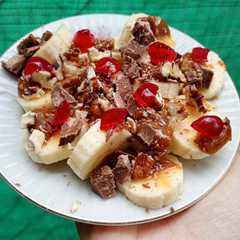 A picture of Postre banana split.