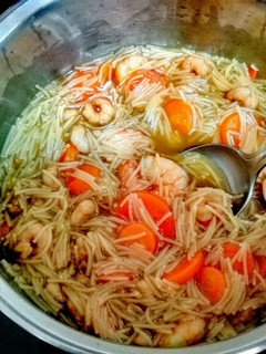 Una foto de Fideos con Gambas y Zanahorias Agripicantes al toque de Curry