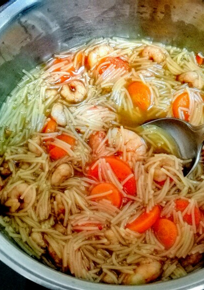 Una foto de Fideos con Gambas y Zanahorias Agripicantes al toque de Curry