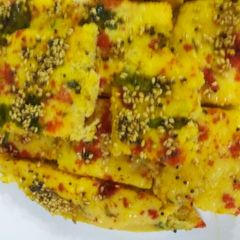 A picture of Khatta Yellow Dhokla.