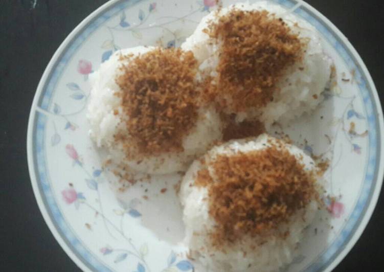 Resep Ketan kukus tabur serundeng kelapa Anti Gagal