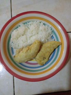 Una foto de Filetes de pollo frito con arroz