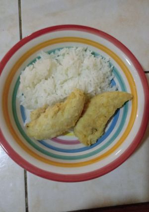 Una foto de Filetes de pollo frito con arroz