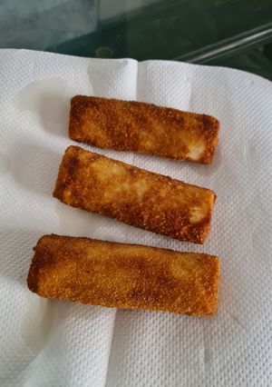 A picture of Pizza Rolls.